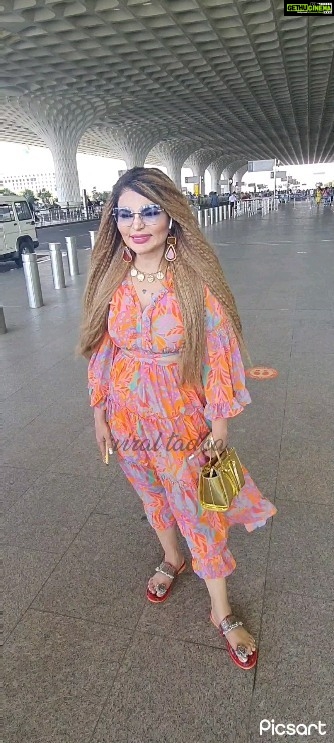 Rakhi Sawant Instagram - @rakhisawant2511 bani lady Mirza galib..Airport par nazar aaya unka shayarana andaaz...Sunayi hume aapni likhi shayari #rakhisawant #hawailook #shayarrakhi #airportlook #instareelsindia❤️ #instapost #instareel #instalove #love