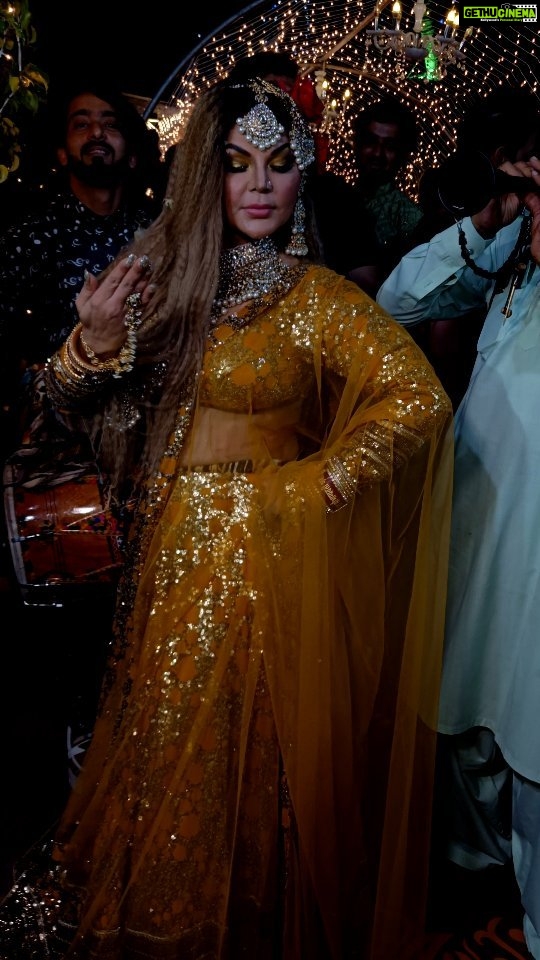Rakhi Sawant Instagram - @rakhisawant2511 धमाका Dance कजरा मोहब्बत वाला . . . . #rakhisawant #instareels #instavideo #instalove #instalook #instalike #trending #trend #trendingreelsvideo #trendingreels #trendingsongs #trendingvideos #instatrend #rakhitrend #viraltrend #durgeshvideographer #reels #viralreels