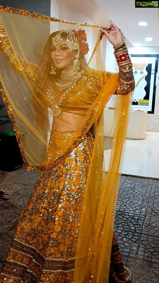 Rakhi Sawant Instagram - @rakhisawant2511 दुल्हन चली दूल्हे राजा के लिए . . . . #rakhisawant #dulhan #dulhanmehendi #instareels #instavideo #instalook #instalike #trending #trendingreelsvideo #trendingreels #trendingsongs #trendingvideos #rakhitrend #instatrend #viralreels #durgeshvideographer