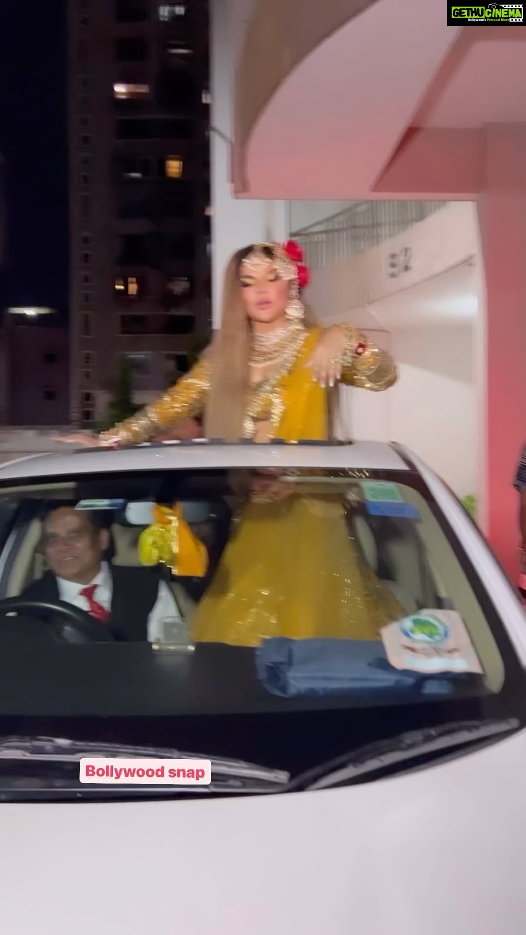Rakhi Sawant Instagram - Aa rhi hai Mumbai ki rani👸😅 @rakhisawant2511