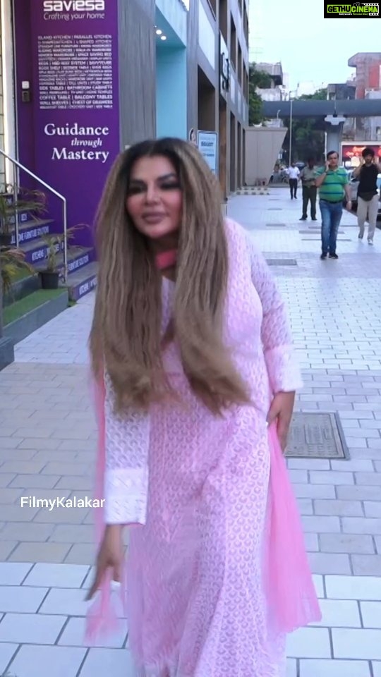 Rakhi Sawant Instagram - Just @rakhisawant2511 spreading a positive message to enjoy every bit of your life 🌸 . #rakhisawant