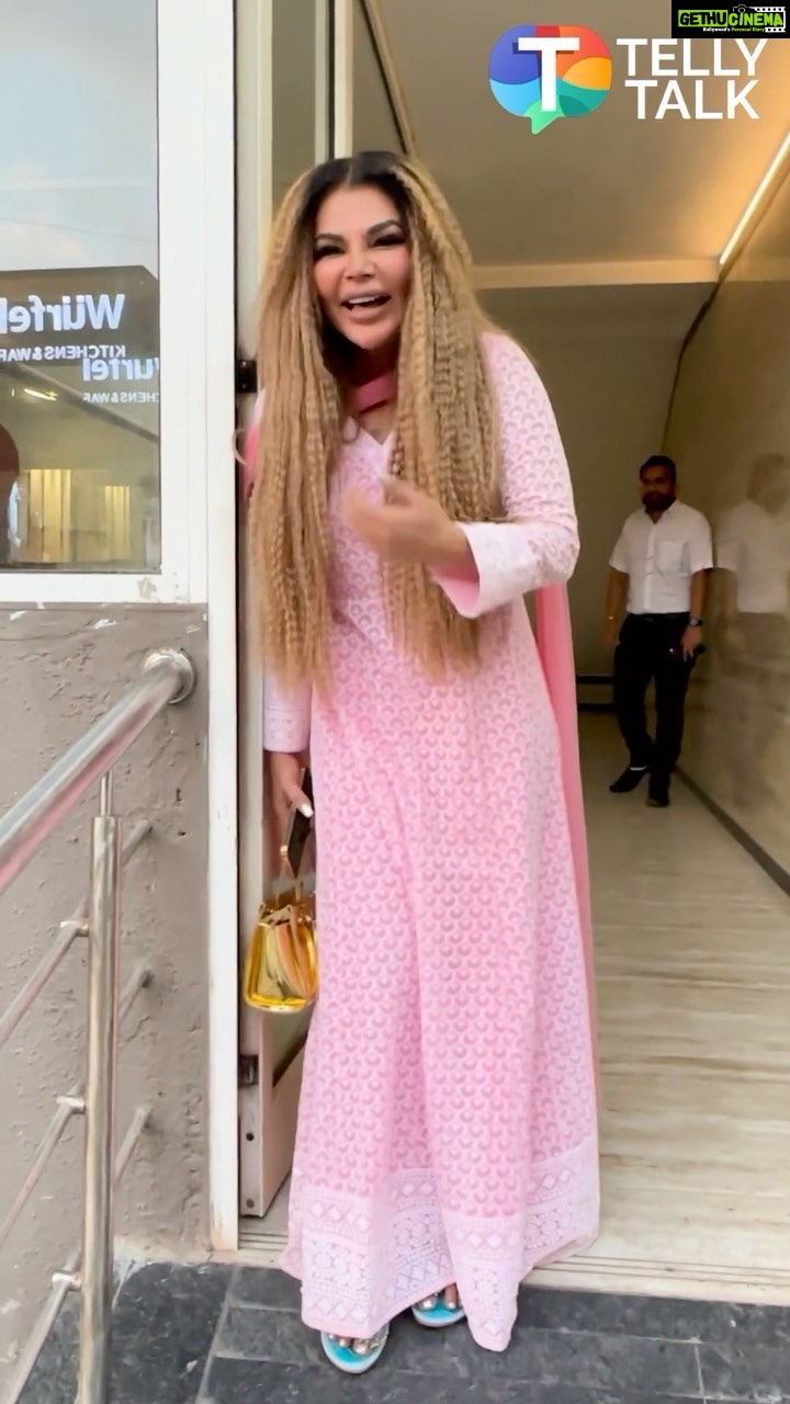 Rakhi Sawant Instagram - @rakhisawant2511’s creativity is on full display as she recites a funny shayari in front of our paps.😂📸 . #reels #tellywood #tellytalkindia #rakhi #rakhisawant #rakhisawant2511