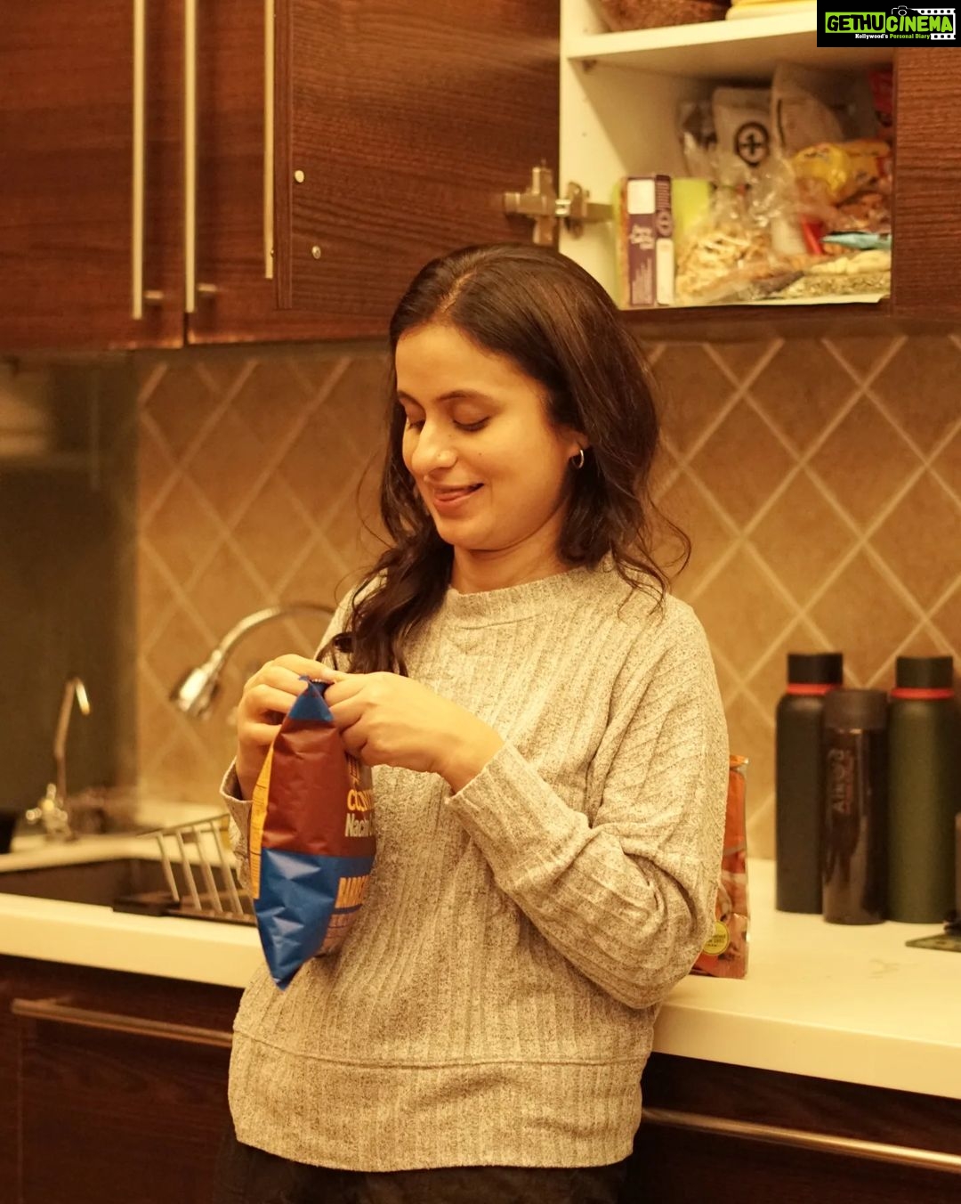 Rasika Dugal Instagram - मेरी चोरी पकड़ी जाती 🎶 (special packet of chips for those who remember this jingle... 😄 and can complete it). Also, say yay if you think midnight snacking should be a legit meal. Thanks for catching me red handed @mukulchadda 🤦🏽♀️
