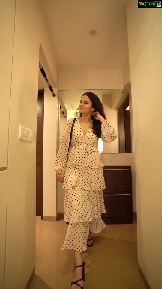 Rasika Dugal Instagram - Pretty girls walk like they want to 😎 #Trending #TrendingReels #ReelIt #ReelItFeelIt