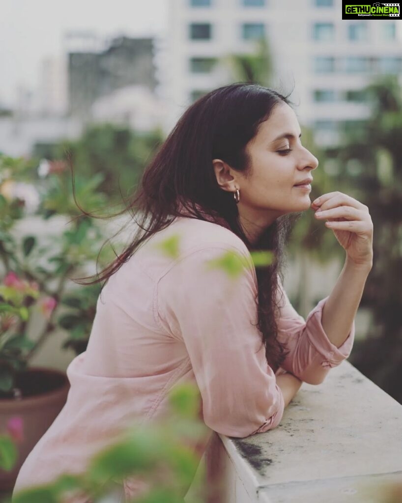 Rasika Dugal Instagram - When all your holiday plans get cancelled... the terrace is your best option 🤣. #LifeOfAnActor #Friday #TGIF #CancelledPlans