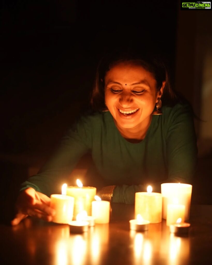 Rasika Dugal Instagram - May you be soaked in light And in laughter Be lit And not burn your fingers through any of it 😄 Happy Diwali! ❤️🪔 (And I promise I didn't mean for that to rhyme ....just some Diwali luck 😄) #HappyDiwali #Diwali #Diwali2022