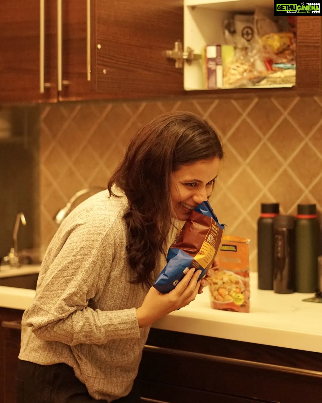 Rasika Dugal Instagram - मेरी चोरी पकड़ी जाती 🎶 (special packet of chips for those who remember this jingle... 😄 and can complete it). Also, say yay if you think midnight snacking should be a legit meal. Thanks for catching me red handed @mukulchadda 🤦🏽♀️