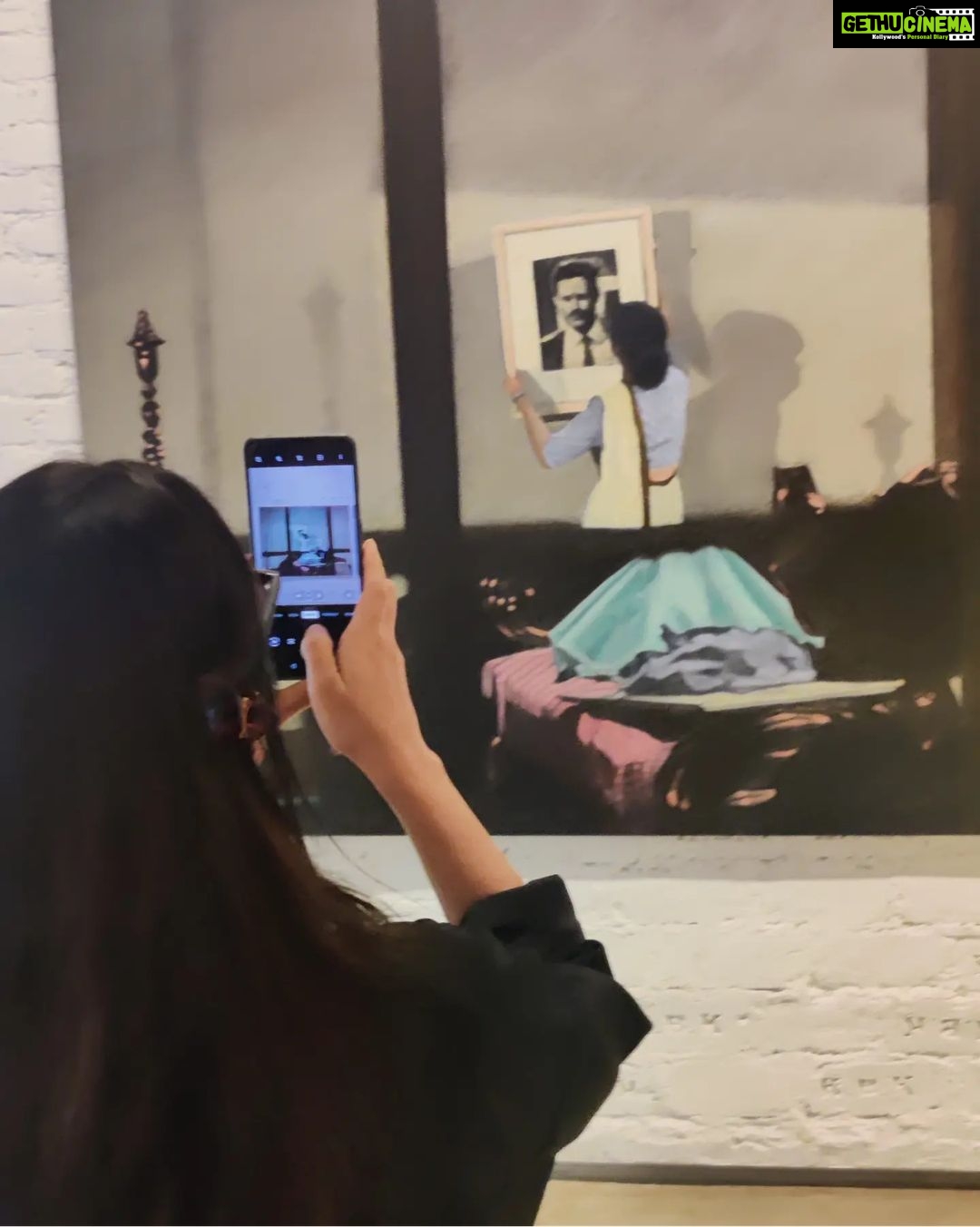 Rasika Dugal Instagram - It takes a pair of comfy pyjamas, a tiara, a great playlist, cake and Prosecco and friends who love you (and love homecooked food 😄) to convert a day that started like any other into a magical one! Thank you for all the love guys! Long caption alert... Some crazy and fun things happened 😄... @ziggykimaa got me balloons and glitters which resulted in an improvised photo booth. @mukulchadda got me a cake which I cribbed about and devoured in the same breath. @anushayadava got me a tiara which made me feel like a princess in my pyjamas. @roo_cha made me the sweetest birthday video, got me flowers which will give me company for a few days and generously shared her playlist. @slashakhaitan knew exactly what I would have ordered when in a bakery. Quiet time on a bench in @chemouldprescottroad... Couldn't take my eyes off @dodiya_atul's take on a frame from one of my favourite films #KaagazKePhool. (In almost the same way as when I couldn't take my eyes off the screen when I first watched the film as a student at #FTII). A chance meeting with the prolific @mahimkajerry after I had been an 'enthucutlet' in his class @scmsophia many years ago. Uffff! So many memories happened 😄 The most awesome avocado salad at @magstreetcafe (I got a doggy bag of the divine Cherry and Mascarpone Cruffin. Bestest way to brace evening traffic on the way back from town). The best afternoon walking through lanes I hadn't been to in years and dropping into these lovely spaces @jhavericontemporary @experimenterkol not knowing what to expect. Thank you @rehana__munir for the curation and the company! And, as you can see, my friends know the drill... they only took photos of me 🤣