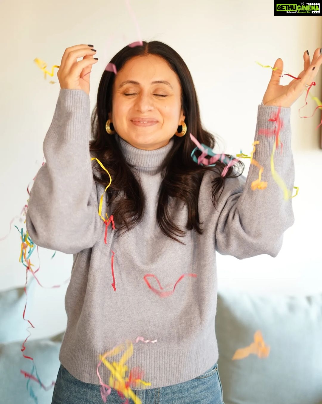 Rasika Dugal Instagram - Here's wishing you a रंग बिरंगा year. May you be doused in colour and confetti >>> but not expect it always >>> and have someone to put up with you when you sulk about it 😄 Happy New Year everyone! May this year be as wondrous as you want it to be! #HappyNewYear #NewYear #2023 #BestWishes
