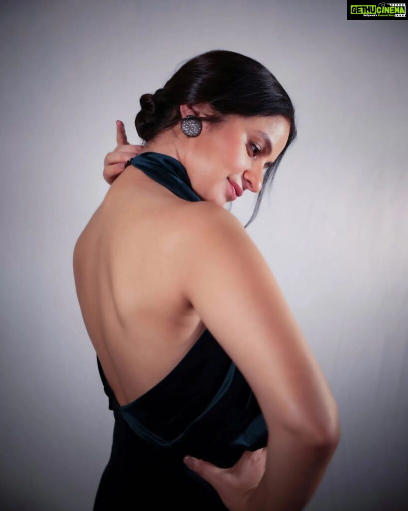 Rasika Dugal Instagram - A touch of velvet... ✨ Outfit: @that.antiquepiece Jewels: @amrapalijewels Styling: @sanyakapoor HMU: @mayura_makeup_hair 📸: @siddhant_singhvi @feminaindia #NFBA2022 #NykaaFeminaBeautyAwards #OOTN