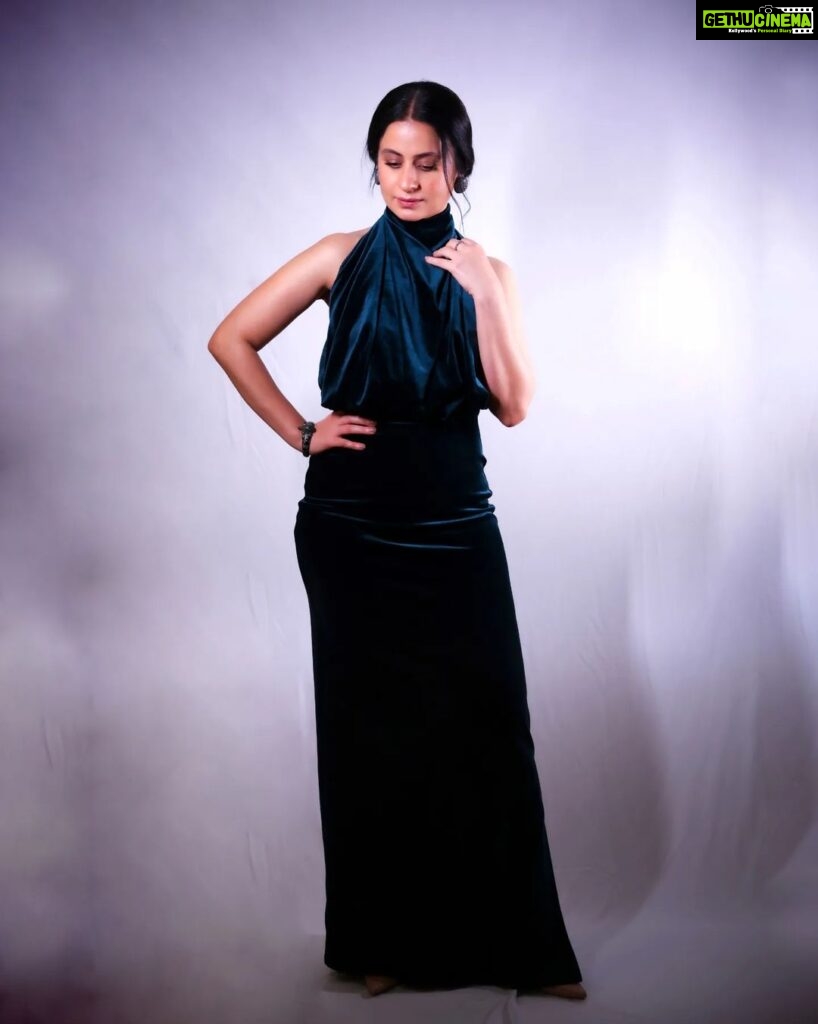 Rasika Dugal Instagram - A touch of velvet... ✨ Outfit: @that.antiquepiece Jewels: @amrapalijewels Styling: @sanyakapoor HMU: @mayura_makeup_hair 📸: @siddhant_singhvi @feminaindia #NFBA2022 #NykaaFeminaBeautyAwards #OOTN