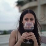 Rasika Dugal Instagram - Wine-ing और Whining. Half full.. Half Empty... 🙂🙃 #WeekendMood #Weekend