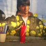 Rasika Dugal Instagram - Costume तो सही... बस SRK के साथ photo नहीं! 😄 Because I don't have a picture with SRK... and because I have never met him. But the love only grows. Belated Happy Birthday @iamsrk. May I get to share a frame with you someday!❤️ #HappyBirthdaySRK #SRK #RajForever #FanForever