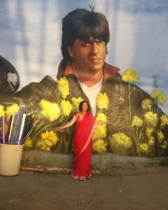 Rasika Dugal Instagram - Costume तो सही... बस SRK के साथ photo नहीं! 😄 Because I don't have a picture with SRK... and because I have never met him. But the love only grows. Belated Happy Birthday @iamsrk. May I get to share a frame with you someday!❤️ #HappyBirthdaySRK #SRK #RajForever #FanForever