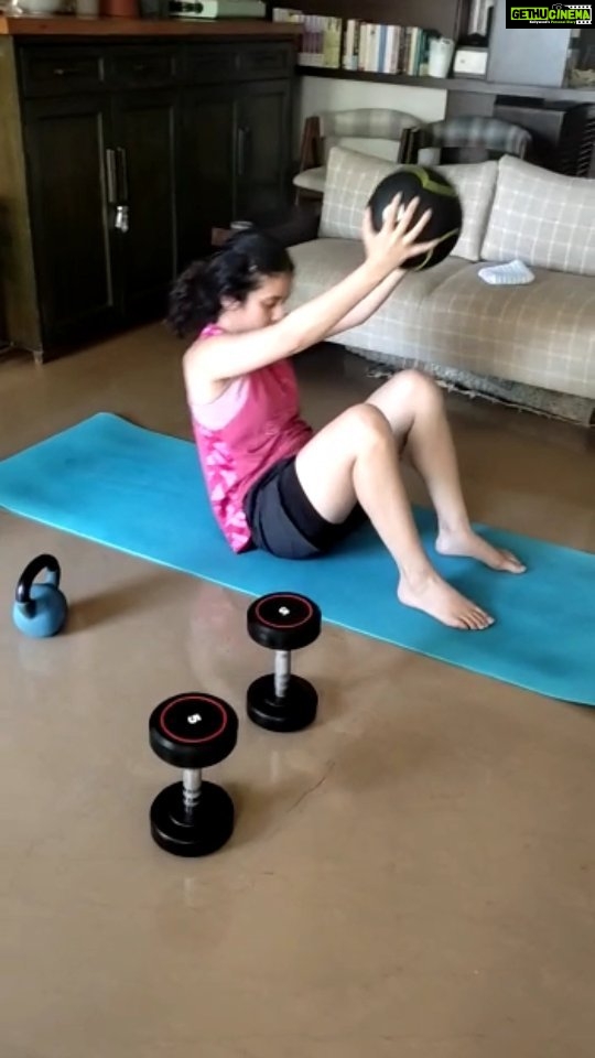 Rasika Dugal Instagram - I try!... and with a little bit of help from the gram which allows me to speed up the bits where I was dragging my feet 😂... and of course with @shelisthenics ability to totally ignore my hems and haws. But somehow I manage to get on the mat and it's always worth it. #MondayMotivation #Monday #MondayMood #Workout #ReelIt #ReelItFeelIt