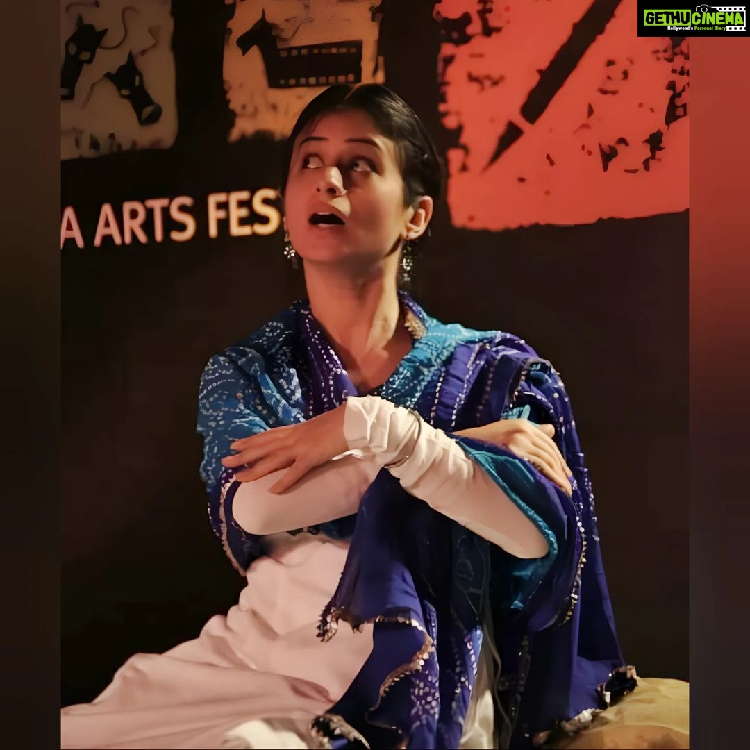 Rasika Dugal Instagram - Memories from the stage... Some moments from a performance of #Dastangoi many years ago 😊. I think I still have this costume somewhere. Because 'the theatre things' one always keeps... #WorldTheatreDay #LifeOfAnActor