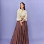 Rasika Dugal Instagram - When your wardrobe is your time capsule 😄 #VintageVibes #Filmfare Outfit & Bag: @jade_bymk Jewellery: @amrapalijewels HMU: @mayura_makeup_hair Styling: @who_wore_what_when Photography: @sagarmohite96 #FilmfareAwards2022 #FilmfareAwards #OOTN