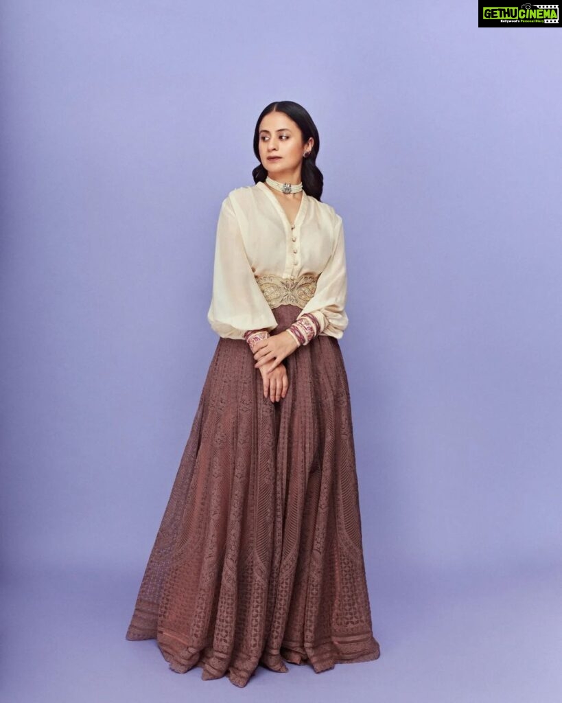 Rasika Dugal Instagram - When your wardrobe is your time capsule 😄 #VintageVibes #Filmfare Outfit & Bag: @jade_bymk Jewellery: @amrapalijewels HMU: @mayura_makeup_hair Styling: @who_wore_what_when Photography: @sagarmohite96 #FilmfareAwards2022 #FilmfareAwards #OOTN