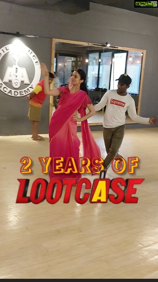 Rasika Dugal Instagram - Rehearsing for the only dance number I have ever done! I have to admit this quintessential Bollywood experience left me wanting more... (ahem ahem... for whoever is listening). Also, in these two years I have learnt never to return a suitcase full of money 😄 @kunalkemmu @gajrajrao @aarya.prajapati @ranvirshorey #VijayRaaz @rajoosworld @foxstarstudios @disneyplushotstar @sodafilmsindia @saregama_official #2YearsOfLootcase #BehindTheScenes #BTS #ReelIt #ReelItFeelIt