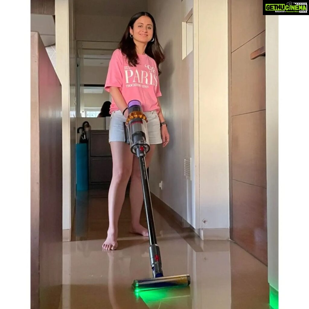 Rasika Dugal Instagram - I can safely say the Dyson was my most cherished lockdown buddy 😄... and now am thrilled to get my hands on the all new Dyson V15 Detect. A powerful vacuum with dust detect technology. The laser in the V15 helps detect microscopic dust which might get missed during traditional cleaning & helps me maintain my house for a much longer time. From one cleanliness freak to another... don’t miss out on this one! @dyson_india #DysonV15 #DysonIndia #DysonHome #Gifted