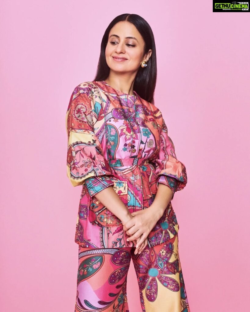 Rasika Dugal Instagram - All things pink 🌸 Outfit: @ridhimehraofficial Jewellery: @minerali_store HMU: @mayura_makeup_hair Styling: @who_wore_what_when Fashion team: @d.shubham_j 📸: @sagarmohite96 #OOTD