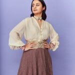 Rasika Dugal Instagram - When your wardrobe is your time capsule 😄 #VintageVibes #Filmfare Outfit & Bag: @jade_bymk Jewellery: @amrapalijewels HMU: @mayura_makeup_hair Styling: @who_wore_what_when Photography: @sagarmohite96 #FilmfareAwards2022 #FilmfareAwards #OOTN