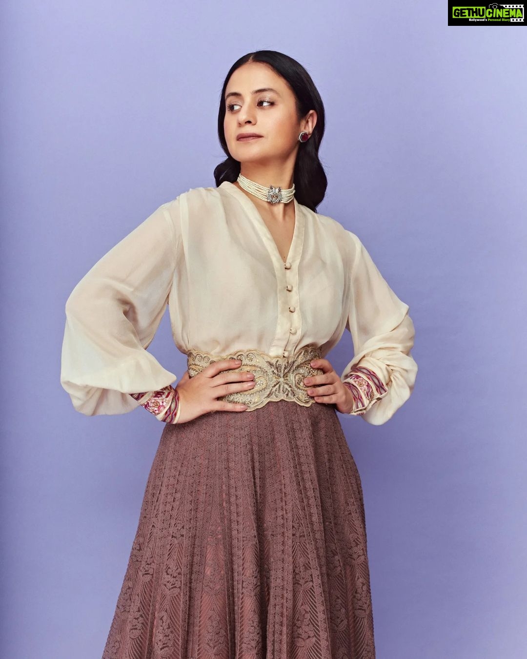 Rasika Dugal Instagram - When your wardrobe is your time capsule π #VintageVibes #Filmfare Outfit & Bag: @jade_bymk Jewellery: @amrapalijewels HMU: @mayura_makeup_hair Styling: @who_wore_what_when Photography: @sagarmohite96 #FilmfareAwards2022 #FilmfareAwards #OOTN