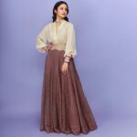 Rasika Dugal Instagram - When your wardrobe is your time capsule 😄 #VintageVibes #Filmfare Outfit & Bag: @jade_bymk Jewellery: @amrapalijewels HMU: @mayura_makeup_hair Styling: @who_wore_what_when Photography: @sagarmohite96 #FilmfareAwards2022 #FilmfareAwards #OOTN