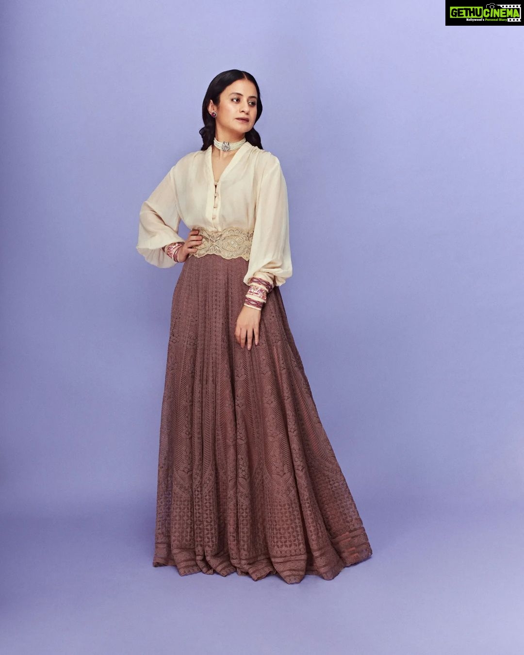 Rasika Dugal Instagram - When your wardrobe is your time capsule π #VintageVibes #Filmfare Outfit & Bag: @jade_bymk Jewellery: @amrapalijewels HMU: @mayura_makeup_hair Styling: @who_wore_what_when Photography: @sagarmohite96 #FilmfareAwards2022 #FilmfareAwards #OOTN
