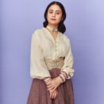 Rasika Dugal Instagram - When your wardrobe is your time capsule 😄 #VintageVibes #Filmfare Outfit & Bag: @jade_bymk Jewellery: @amrapalijewels HMU: @mayura_makeup_hair Styling: @who_wore_what_when Photography: @sagarmohite96 #FilmfareAwards2022 #FilmfareAwards #OOTN