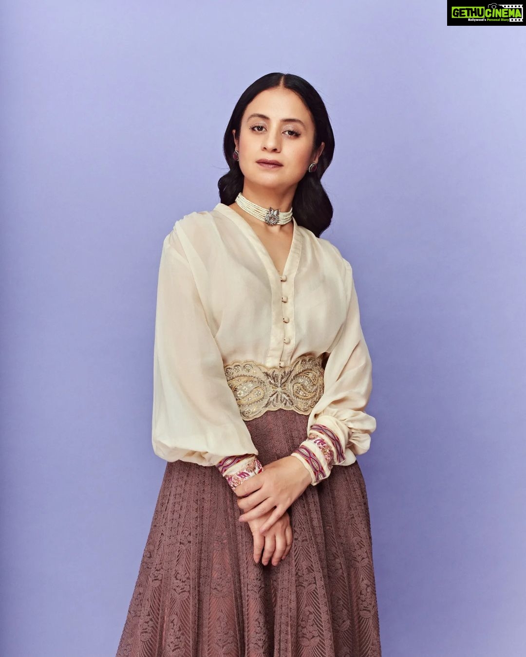 Rasika Dugal Instagram - When your wardrobe is your time capsule π #VintageVibes #Filmfare Outfit & Bag: @jade_bymk Jewellery: @amrapalijewels HMU: @mayura_makeup_hair Styling: @who_wore_what_when Photography: @sagarmohite96 #FilmfareAwards2022 #FilmfareAwards #OOTN