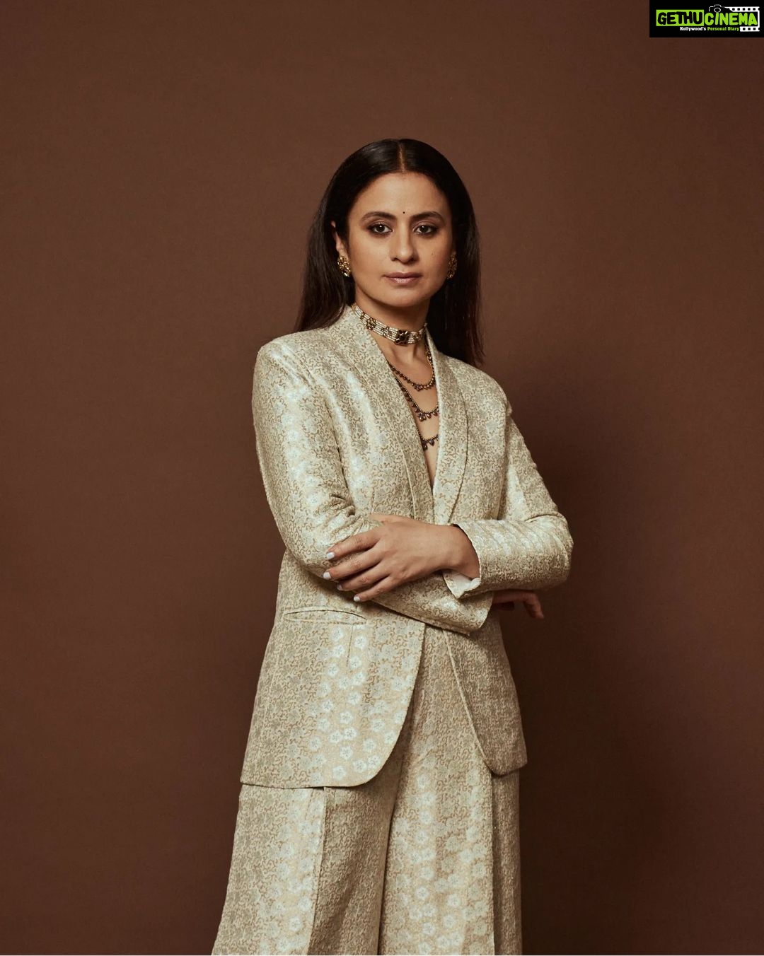 Rasika Dugal Instagram - About last night @cnnnews18 #ReelAwards... #DelhiCrime2 won the #BestEnsembleCast. It is special to win for performance as a team... because performances are never in isolation.❤️ Thank you for bringing us together @castingchhabra @mukeshchhabracc and @goldenkaravan. And @chopsfilms for giving our various crazy energies one direction. Thank you team for being as talented as you are! We missed you! @shefalishahofficial @rajeshtailang @anuraag_arora_official @gopaldatt @sidharthbhardwaaj @tillotamashome @jatingoswami_official @aakashdahiya002 @_adilhussain With @yashaswinidayama @denzilsmithofficial @netflix_in @florencesloan5 @kaplanaaron @apoorvarb @kohlipooja @_filmkaravan_ @mapuskar @skglobalent @yamini_pictures @imvicky.v @bombayfables @click_on_rm @davidbolendp #NeetiSingh #DelhiCrime #DelhiCrime2 #DelhiCrimeSeason2 #Season2 #VartikaChaturvedi #Netflix #News18ShowshaReelAwards2023