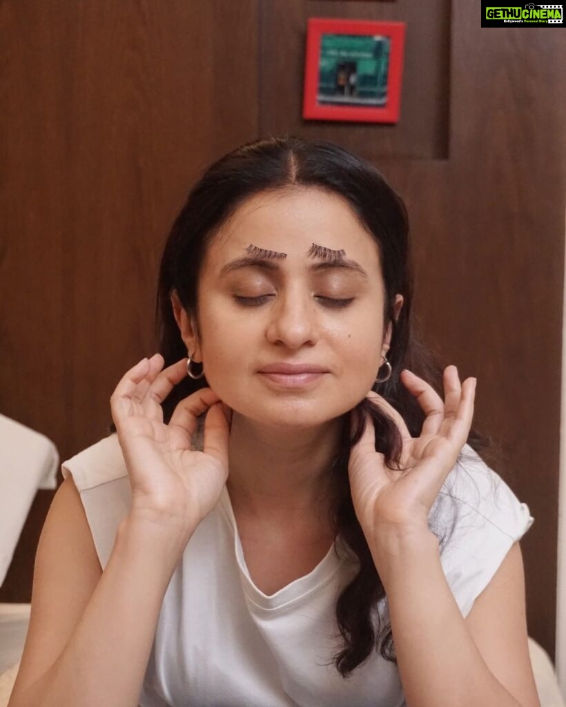Rasika Dugal Instagram - Some days... end like this. I promise I didn't lash out at anyone 🤣 #Midweek #MidweekBlues #MidweekVibes