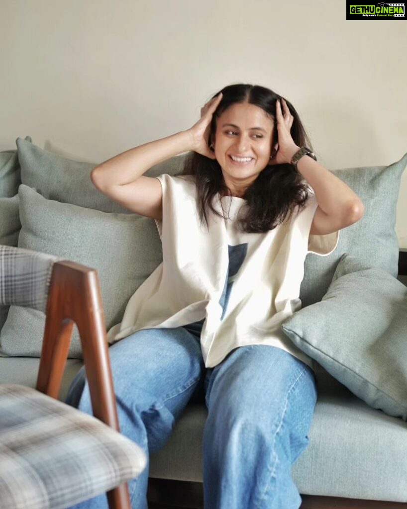Rasika Dugal Instagram - Some days are for sitting on the couch and talking nonsense 😆 #Tuesday #TuesdayThoughts