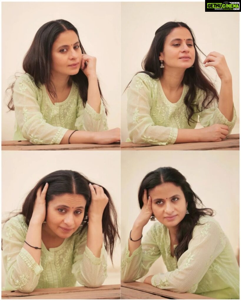 Rasika Dugal Instagram - C'mon. All of us love being photographed... and hate it too 😆 Yes? No?... It's complicated?? 🤣 #Tuesday #TuesdayThoughts