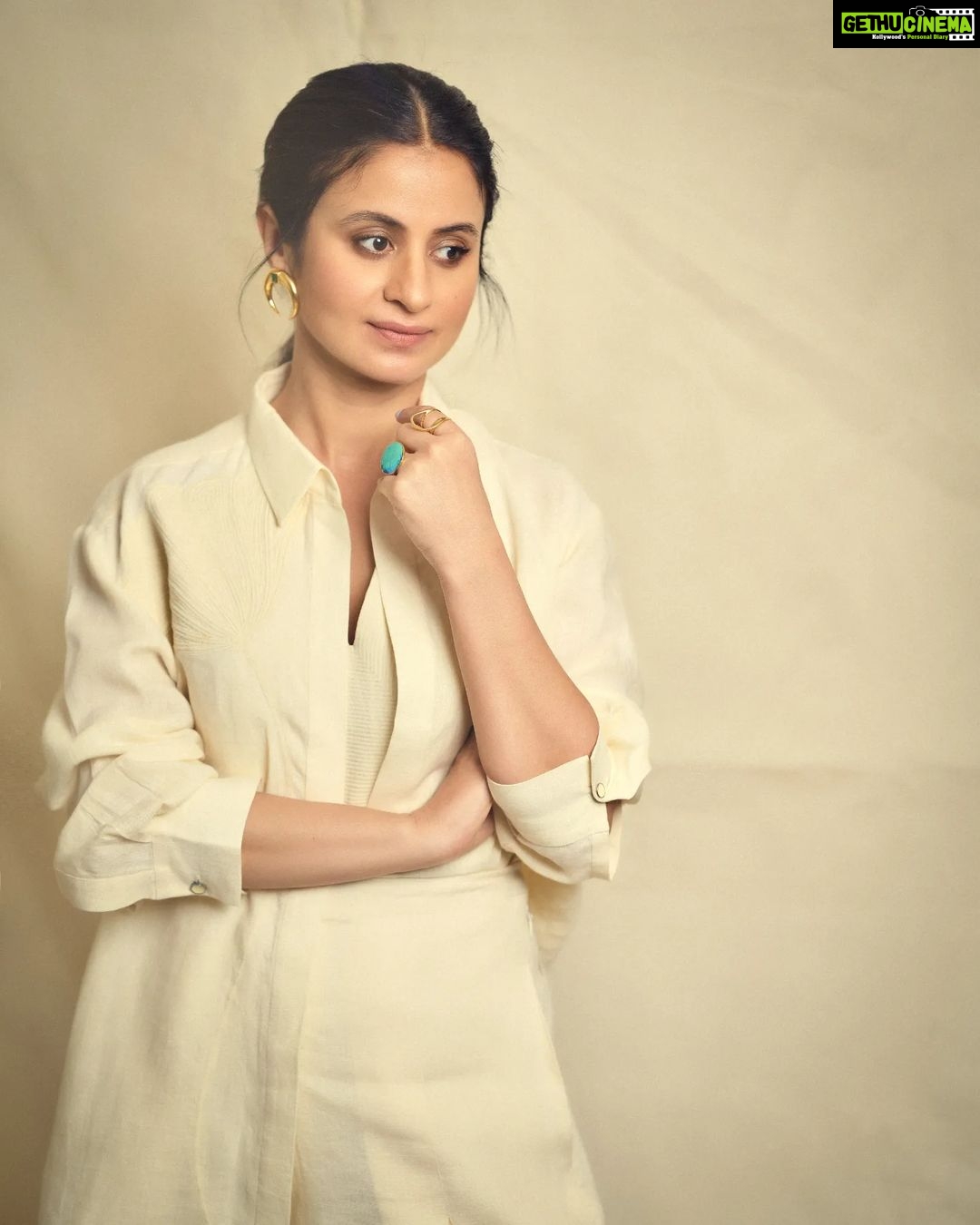 Rasika Dugal Instagram - 🪶 Outfit: @ampmfashions Jewellery: @e3kjewelry @aditi_bhatt @minerali_store @ascend.rohank Styling: @dhruvadityadave HMU: @mayura_makeup_hair 📸: @gohil_jeet Assisted by: @anjalibiyani_