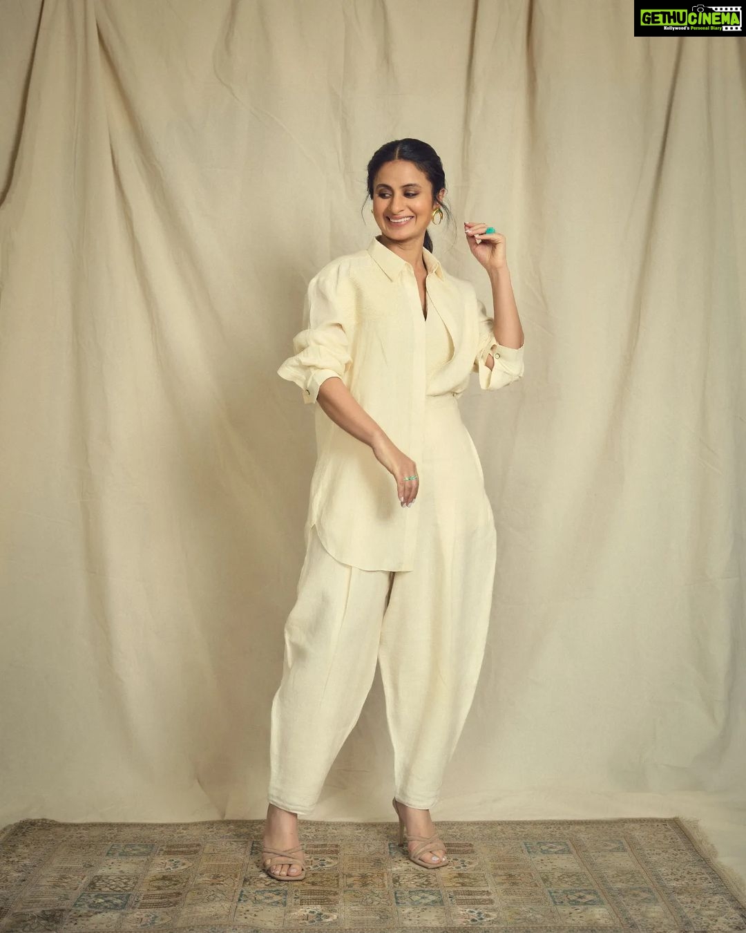 Rasika Dugal Instagram - 🪶 Outfit: @ampmfashions Jewellery: @e3kjewelry @aditi_bhatt @minerali_store @ascend.rohank Styling: @dhruvadityadave HMU: @mayura_makeup_hair 📸: @gohil_jeet Assisted by: @anjalibiyani_