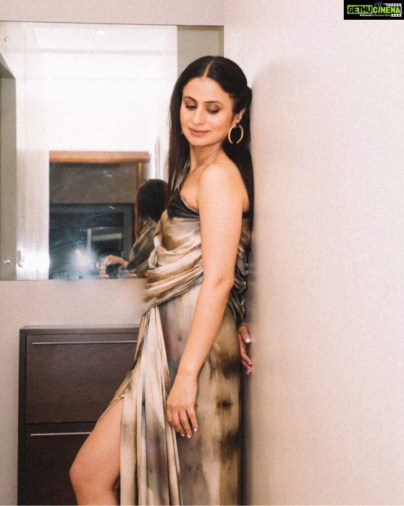 Rasika Dugal Instagram - 🍂 Styled by: @dhruvadityadave Outfit: @studio_surbhi, @vyoum_official Earrings: @minerali_store Assisted by: @anjalibiyani_ and @raddtrip 📸: @themihirthakkar