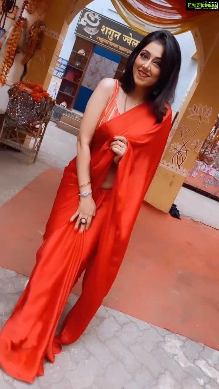 Reema Vohra Instagram - ๐๐Oh Jaana ,Yeh maana tu hai mera deewana๐๐ . . . . . . . . . . . . . . . . . . . . . . . . . . . . . . . . . . . . . . #trendingreels #reelsindia #viral #reemaworah #sareequeen #deepnavel #salmankhansongs #ohjaana #redsaree #navelqueen #thoppul #thoppulrani #mallu #satinlovers #satindress #hot #dubailife #uae #kuwaitinstgram #omantravel #beautifulgirl #satinsaree #blousedesign #sexywaist #indianactor #fyp #prettytoes #heelslover #navellove #indiansaree . . . . . . . . . . . . . . . . . . . . . . . . . . . . . . . . . . . . . .