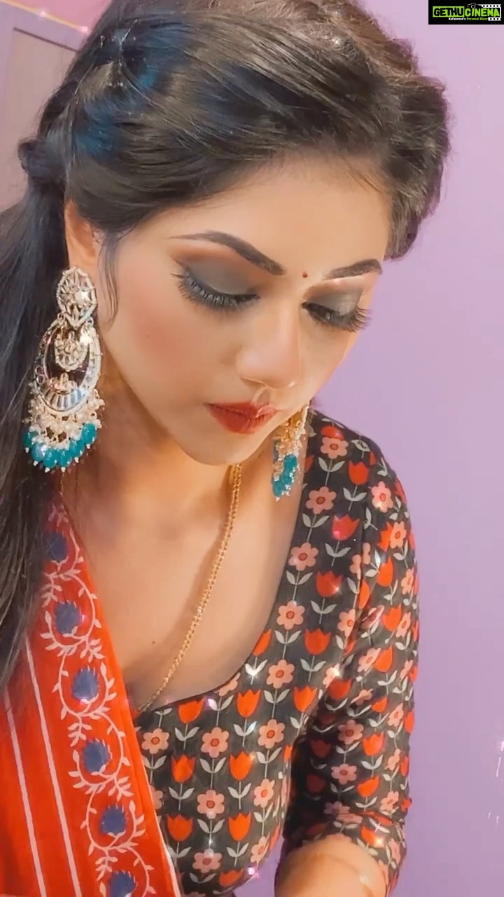 Reema Vohra Instagram - ❤️Naina mere kajrare hai ❤️ . . . . . . . . . . . . . . . . . . . . . . . . . . . . . . . . . . . . . #sareelove #sareegirl #hotlips #redlips #blousedesigns #viral #navel #love #navellove #dubai #uae #usagirl #usasarees #indiangoddess #londongirl #londonindians #lowwaistsaree #lowwaist #sexywaist #hipfolds #curvy #curvygoddess #hotmodel #mallugram #mallu #kuwaitmall #dubaimallu #omani #uaefashion #highlife . . . . . . . . . . . . . . . . . . . . . . . . . . . . . . . . . . . . .