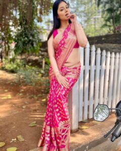 Reema Vohra Instagram - 🦢Oh hansini,Meri hansini🦢@rinkuworah . . . . . . . . . . . . . . . . . . . . . . . . . . . . . . . . . . . . . #sareequeen #dubai #navelqueen #navel #deepnavel #thoppul #thoppulrani #mallugram #mallugirl #mallugirls #malluinsta #tamilgirls #tamilcinema #tamilactress #hotindiangirl #southactress #southindiansaree #malluhot #malluactor #sleveless #armpit #sexywaist #curves #bellybutton #sexynavel #nabhi #navelfetish #navelshoutout #navelhole #navelqueen #navellover . . . . . . . . . . . . . . . . . . . . . . . . . . . . . . . . . . . . .