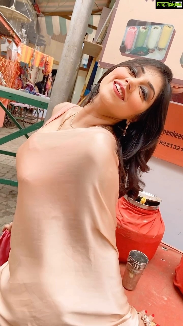 Reema Vohra Instagram - ❤️Happy Valentine’s Day ❤️ @rinkuworah . . . . . . . . . . . . . . . . . . . . . . . . . . . . . . . . . . . . . . #sareereels #reelsindia #valentineday #viral #trendingreels #fyp #saudiarabia #muscat #oman #uae #dubai #usa #miami #losangeles #nriindians #dubaimallu #navelqueen #satin #satinsaree #satinsarees #newyork #newyorkinstagram #boston #bostongirl #indiangirl #beautifulindia #hotcurves #mallugram #satinsilk #bosslady . . . . . . . . . . . . . . . . . . . . . . . . . . . . . . . . . . . . . .