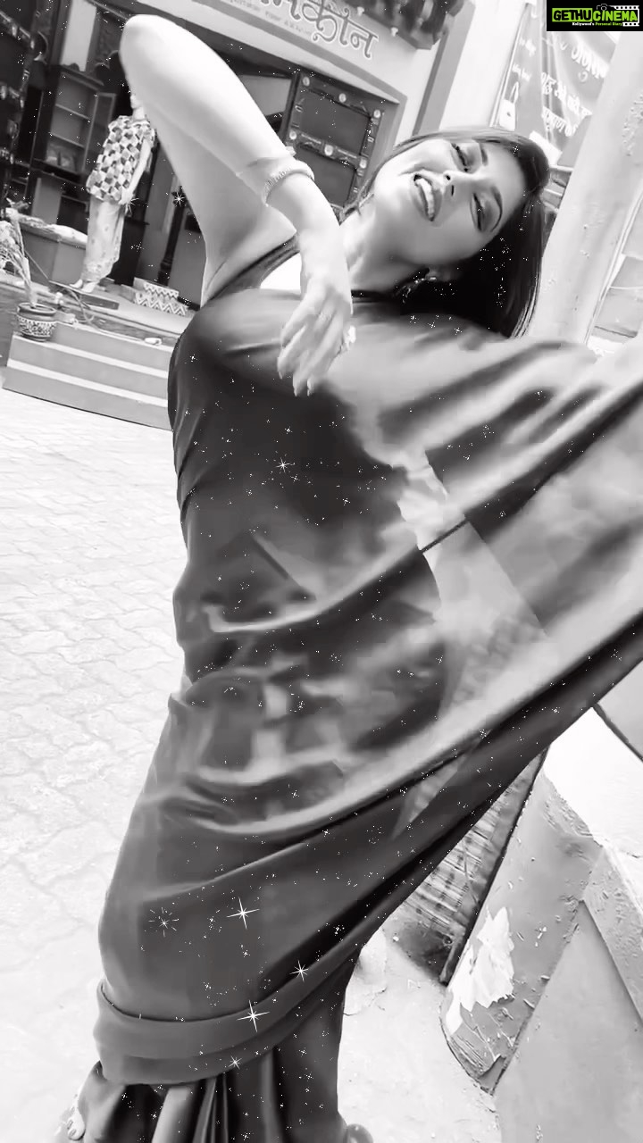 Reema Vohra Instagram - 🎠Jaane balma #ghodeypesawaar🖤✨ 😋🎠 . . . . . . . . . . . . . . . . . . . . . . . . . . . . . . . . . . . . . #ghodepesawaar #trendingreels #reelsvideo #reelitfeelit #explorepage✨ #trending #retro #reemaworah #reelsindia #navel #heatonmyfeet #nabhi #satinsaree #satinsarees #prettyfeetelite #satindress #satin #satinlovers #satinrobes #indiangirls #navelplay #navelqueen #navelpiercing #navelshoutout #navelbeauty #navellove #sareenavel #sexynavel #hotnavel . . . . . . . . . . . . . . . . . . . . . . . . . . . . . . . . . . . . .