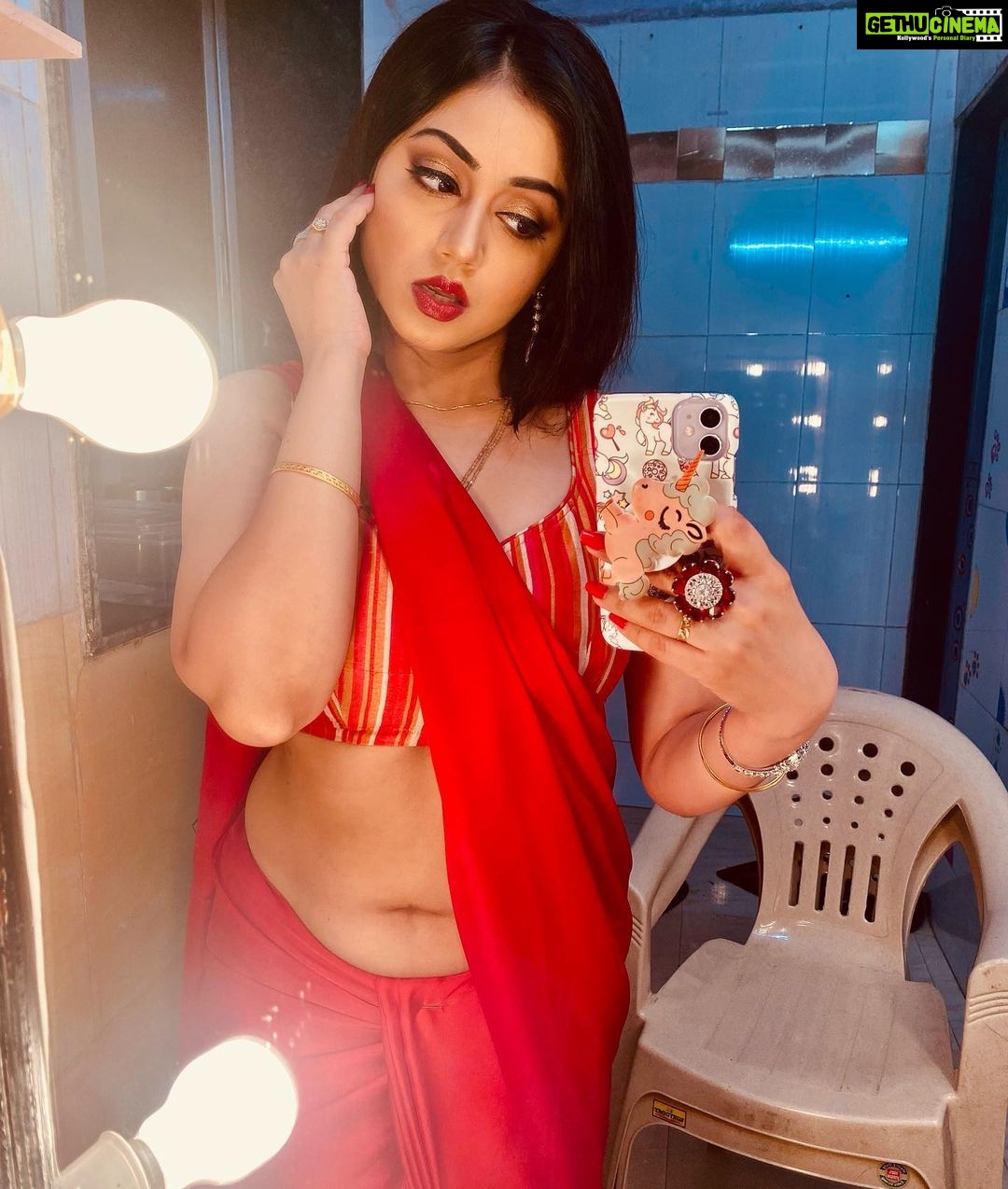 Reema Vohra Instagram - 👑500K❤️❤️🙏🏻Blessed👑 @rinkuworah . . . . . . . . . . . . . . . . . . . . . . . . . . . . . . . . . . . . . . #instalike #viralpost #viralpic #viralpost #igdaily #redsaree #satin #satinsilk #pallu #500k #trendingsaree #trendingpost #reemaworah #redlips #lipbite #dubaimallu #bahrain #queen #nabhi #navelqueen #deepnavel #deepnavelhole #navelqueen #navelpiercing #hotnavel #keralite #keralagirls #hotactress #hot #beautiful #beautifulgirls #southactress . . . . . . . . . . . . . . . . . . . . . . . . . . . . . . . . . . . . . .