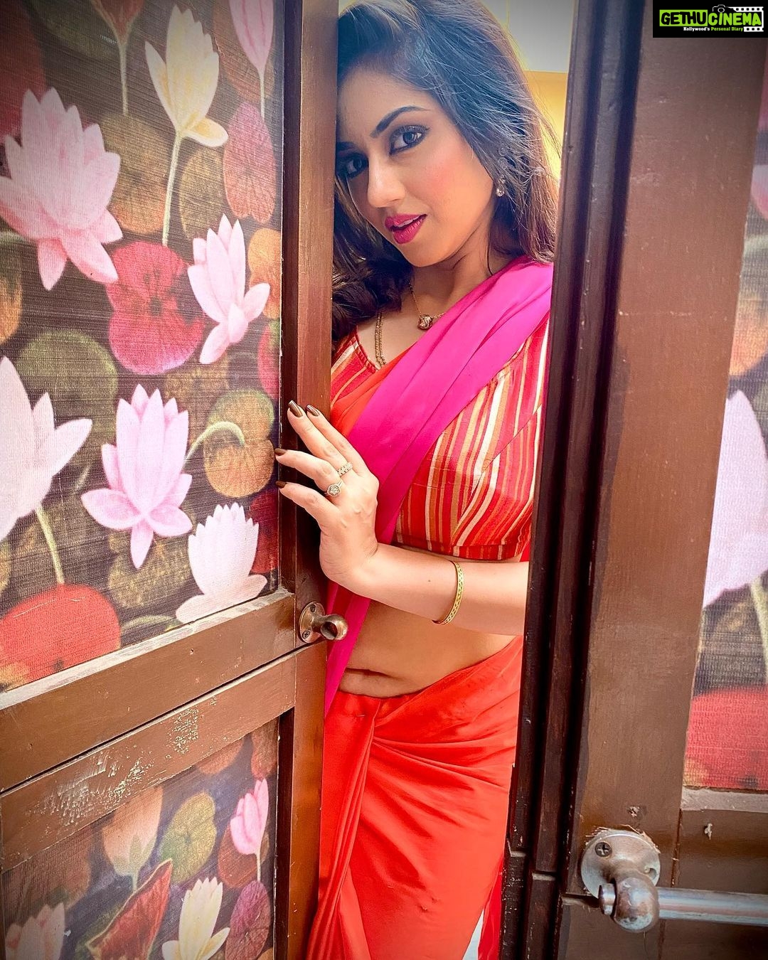 Reema Vohra Instagram - πSheβs like the Moon,powerful enough to move you and strong enough to make you feel.π @rinkuworah . . . . . . . . . . . . . . . . . . . . . . . . . . . . . . . . . . . . . . #satinsilk #satinsilksarees #satinsilky #satinsilksaree #uae #dubai #emirates #muscatoman #londongirl #orangesaree #sareenavel #navelqueen #nabhi #navelkiss #navelshow #deepnavel #navelbeauty #navelshoutout #navelhole #navellove #navellover #hotnavel #sexynavel #actressnavel #milkynavel #tamannanavel #bignavel #mallu #mallugram #malluhot . . . . . . . . . . . . . . . . . . . . . . . . . . . . . . . . . . . . . .
