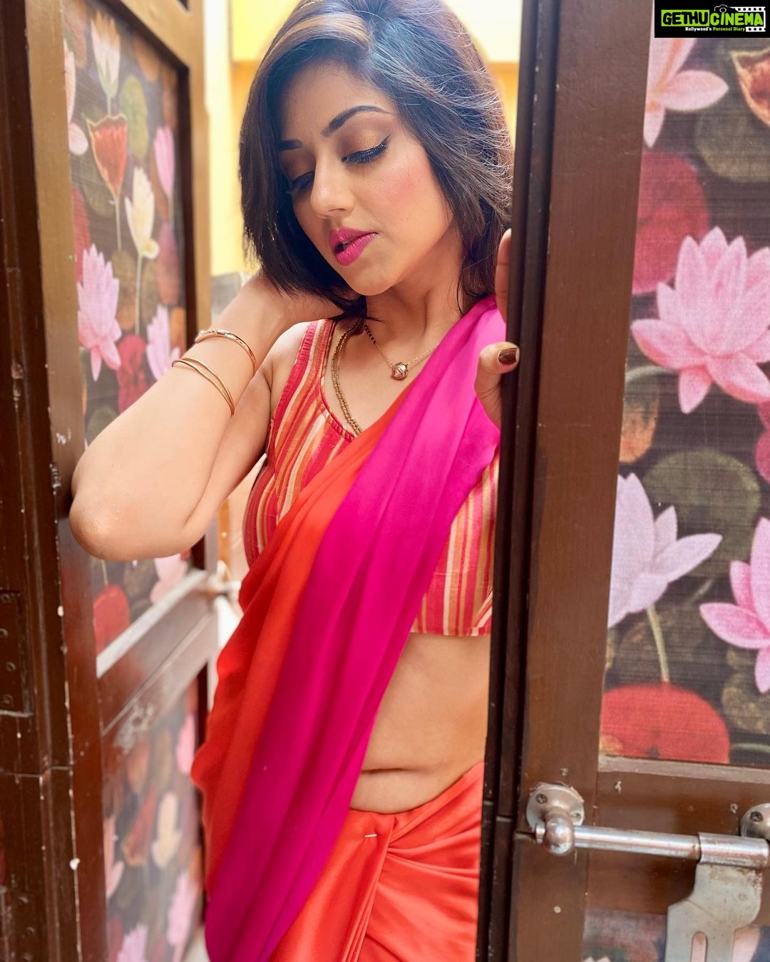 Reema Vohra Instagram - πSheβs like the Moon,powerful enough to move you and strong enough to make you feel.π @rinkuworah . . . . . . . . . . . . . . . . . . . . . . . . . . . . . . . . . . . . . . #satinsilk #satinsilksarees #satinsilky #satinsilksaree #uae #dubai #emirates #muscatoman #londongirl #orangesaree #sareenavel #navelqueen #nabhi #navelkiss #navelshow #deepnavel #navelbeauty #navelshoutout #navelhole #navellove #navellover #hotnavel #sexynavel #actressnavel #milkynavel #tamannanavel #bignavel #mallu #mallugram #malluhot . . . . . . . . . . . . . . . . . . . . . . . . . . . . . . . . . . . . . .