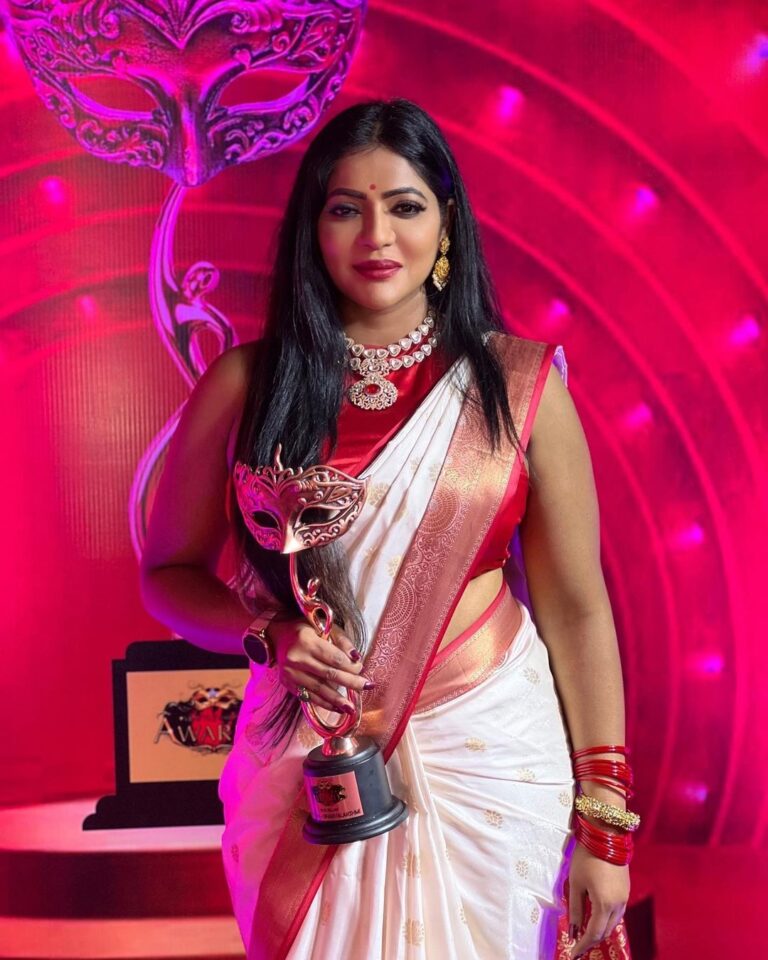 Reshma Pasupuleti Instagram - It was day to Cherish with humility & feel so blessed to be a part of @vijaytelevision 8th annual Vijay tele awards. Grateful for all the love & support and goin the extra mile to make me feel even more special 🙏🏽 thank you #bagyalakshmiserial #radhika #thevillian ✌️ #bestvillianaward