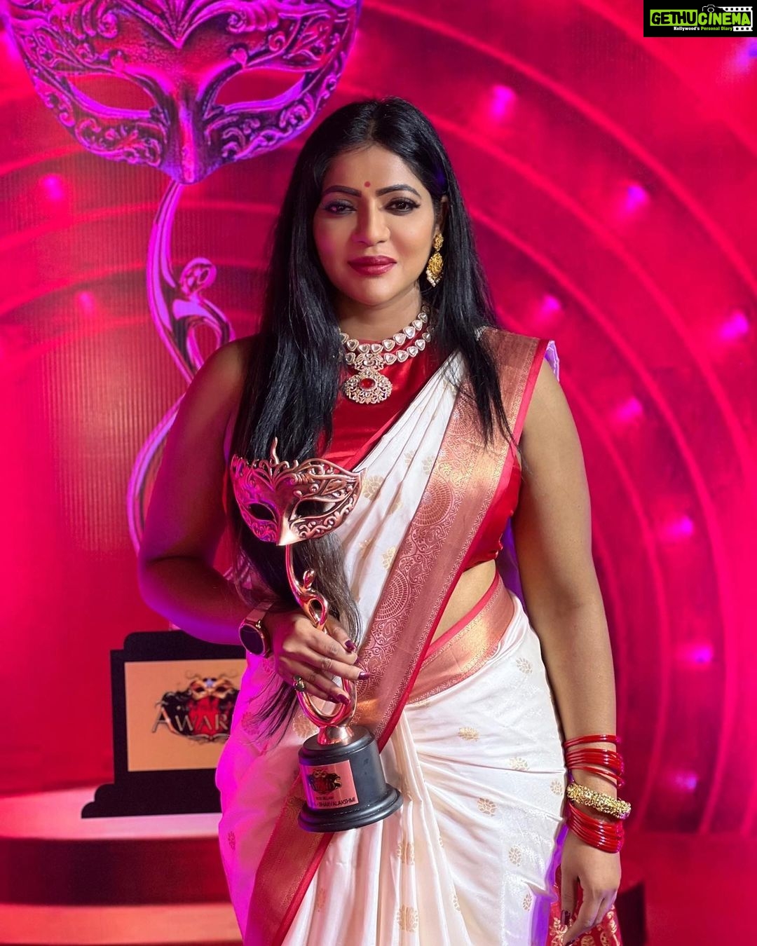 Reshma Pasupuleti Instagram - It was day to Cherish with humility & feel so blessed to be a part of @vijaytelevision 8th annual Vijay tele awards. Grateful for all the love & support and goin the extra mile to make me feel even more special ππ½ thank you #bagyalakshmiserial #radhika #thevillian βοΈ #bestvillianaward