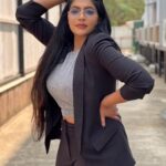 Reshma Pasupuleti Instagram – Obsessed with sunrise, sunset, flowers, the moon & you 🤍🖤 #kpychampions4 @vijaytelevision
MUA & HAIR @makeover_by_miga
@nishok_hairstylist 
@makeup_arttreat