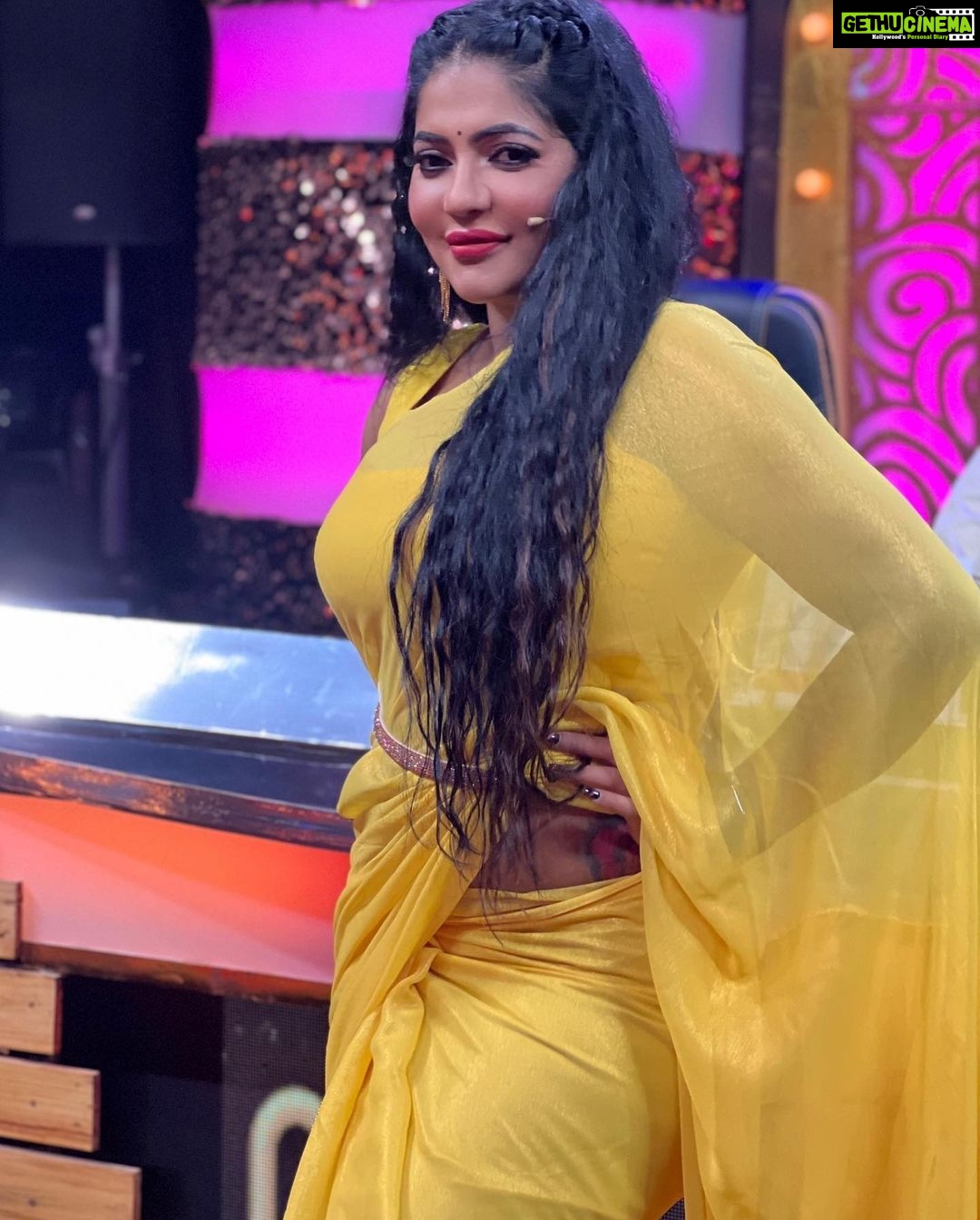 Reshma Pasupuleti Instagram - Remember if you play small, you stay small it’s ok to want more, do more & be more . @dharaniofficialpage my personal designer she comes thru each time with different styles for me does all my outfits in the last minute if she has to I really appreciate you and I wish you the very best you amazingly talented lady💛